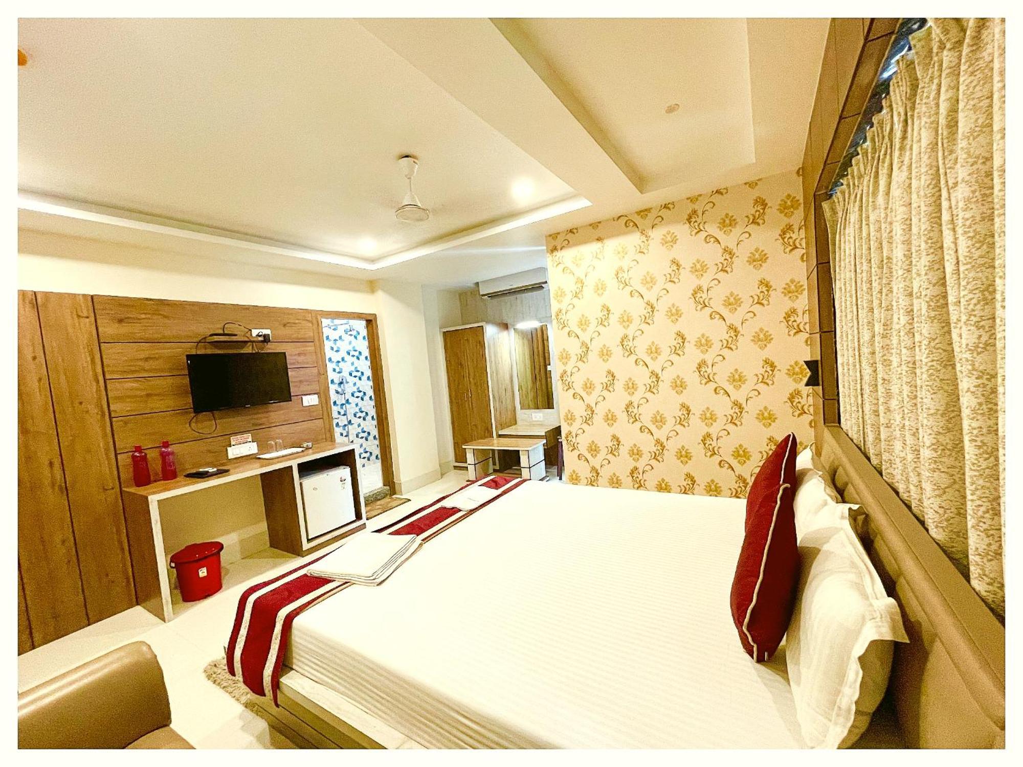 Hotel The Sky Near Kashi Vishwanath Temple - A Rated In